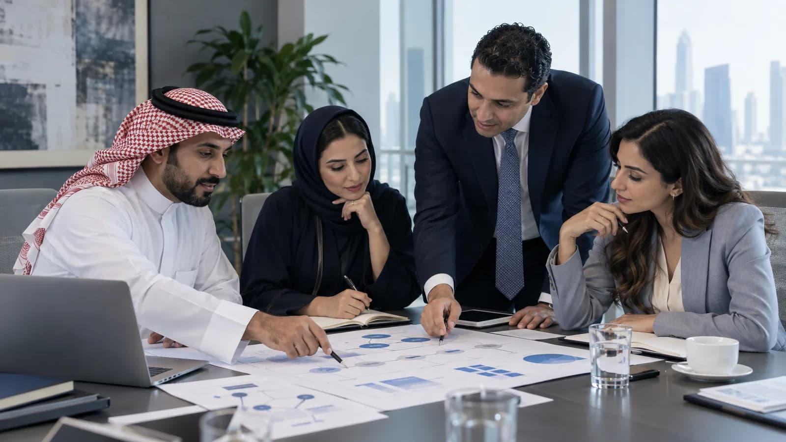 متخصصون سعوديون ومصريون يتعاونون في ورشة لتحول الأعمال